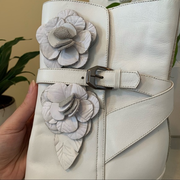 ❌SOLD❌✨HOST PICK 💕Vintage floral embossed ankle booties - Picture 2 of 8